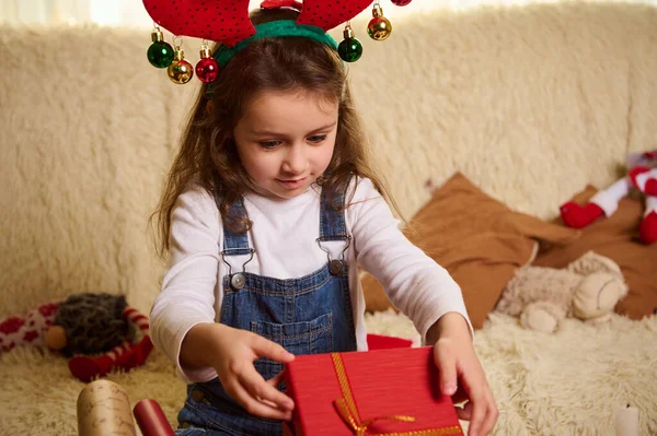 Menina Pequena Caucasiana Encantadora Usando Chicote Veado Desempacotando Uma Bela — Fotografia de Stock
