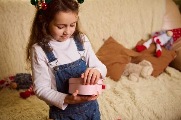 Entzückende Kleine Mädchen Mit Hirschgeweih Reifen Auspacken Einer Schönen Rosa — Stockfoto