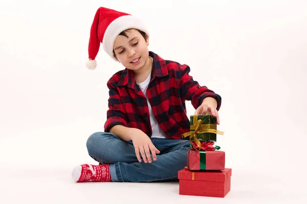 Porträt Eines Kaukasischen Hübschen Jungen Mit Weihnachtsmütze Rotem Karohemd Blauen — Stockfoto