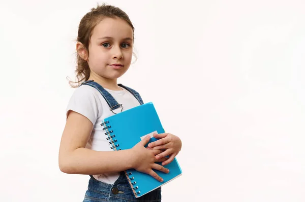 Αξιολάτρευτο Κοριτσάκι Λευκό Shirt Και Μπλε Casual Denim Κρατώντας Ένα — Φωτογραφία Αρχείου