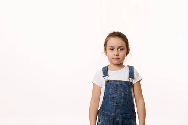 Впевнений Портрет Прекрасної Кавказької Маленької Дівчинки Одягненої Білу Футболку Синю — стокове фото