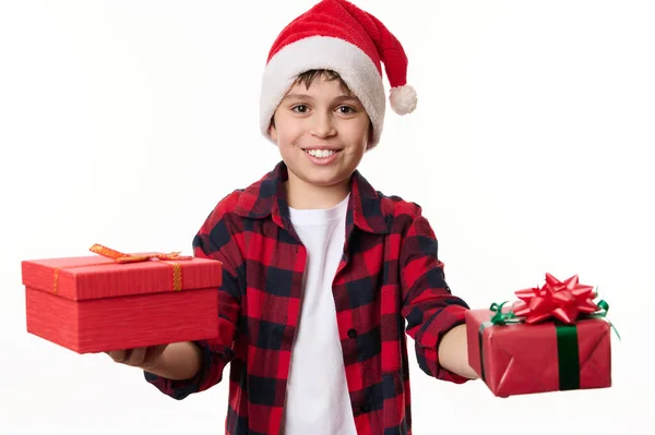 Schöner Bezaubernder Multiethnischer Junge Mit Weihnachtsmütze Lächelnd Ein Fröhliches Zahmes — Stockfoto