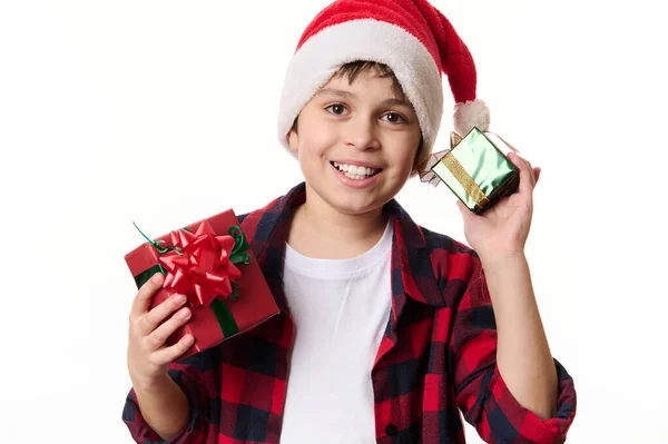Entzückende Hispanische Junge Mit Weihnachtsmütze Lächelnd Ein Schönes Zahmes Lächeln — Stockfoto