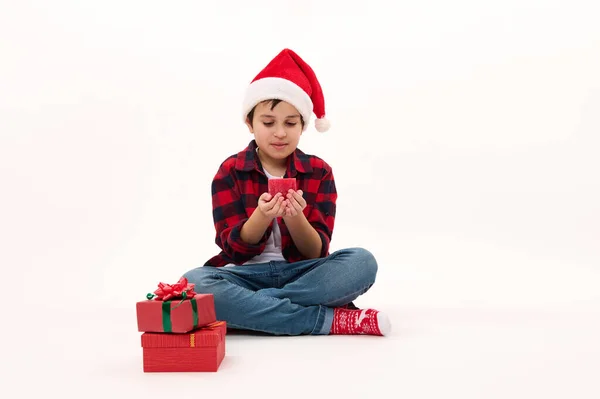 Retrato Comprimento Total Menino Chapéu Papai Noel Fazendo Desejo Natal — Fotografia de Stock