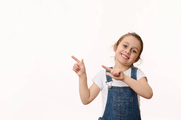 Adorável Deliciosa Criança Caucasiana Uma Linda Menina Vestindo Macacão Jeans — Fotografia de Stock