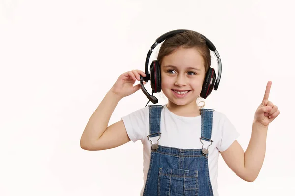 Menina Inteligente Escola Primeira Série Usando Fone Ouvido Áudio Sorrisos — Fotografia de Stock