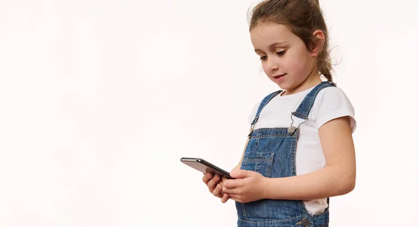 Studio Strzał Białym Tle Piękne Dziecko Dziewczynka Pomocą Smartfona Gra — Zdjęcie stockowe