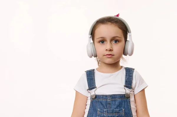 Criança Pequena Esperta Adorável Bebê Bonito Menina Usando Fones Ouvido — Fotografia de Stock