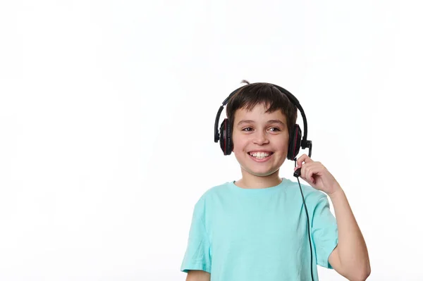 Criança Adolescente Hispânica Inteligente Menino Escola Usando Fone Ouvido Áudio — Fotografia de Stock