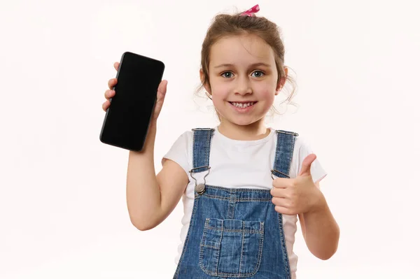 Мила Маленька Дівчинка Мила Дівчинка Тримає Смартфон Порожнім Екраном Рекламою — стокове фото