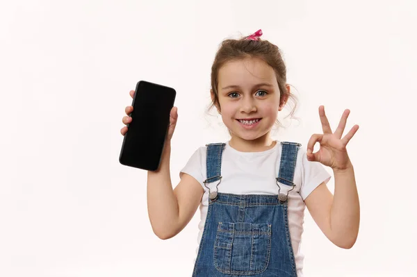 Мила Маленька Дівчинка Мила Дівчинка Тримає Мобільний Телефон Порожнім Екраном — стокове фото