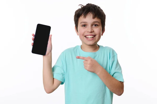 Zajebista Aplikacja Mobilna Przystojny Biały Nastolatek Wskazuje Smartfona Czarnym Czystym — Zdjęcie stockowe