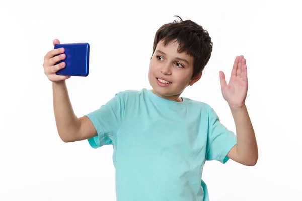 Guapo Amigable Adolescente Con Camiseta Azul Usando Teléfono Inteligente Sonriendo —  Fotos de Stock