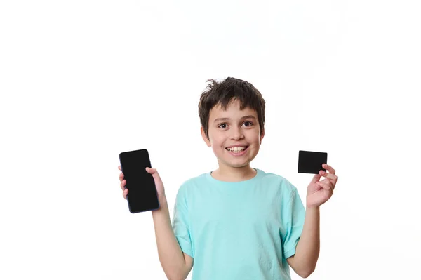 Чарівний Хлопчик Підліток Щасливо Посміхається Камеру Показуючи Смартфон Чорну Кредитну — стокове фото