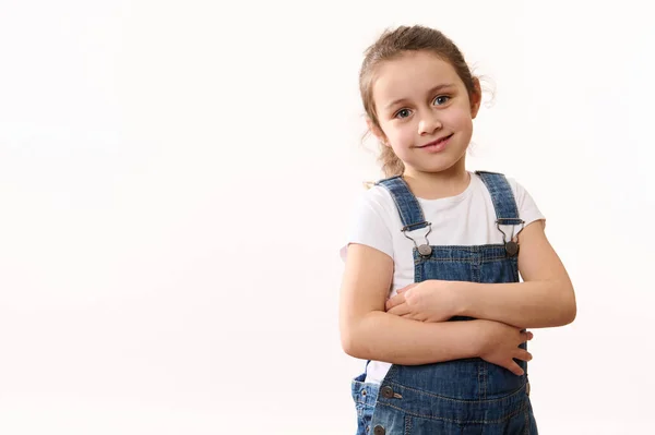 Happy Cute Urocze Dziecko Dziewczynka Niebieskim Drelichu Ogrodniczki Biały Shirt — Zdjęcie stockowe