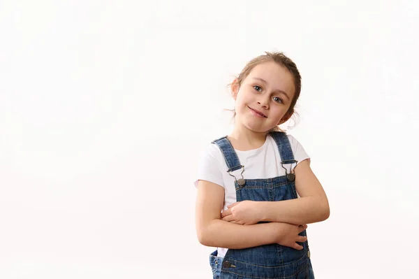 Retrato Isolado Fundo Branco Menina Adorável Vestindo Macacão Jeans Azul — Fotografia de Stock
