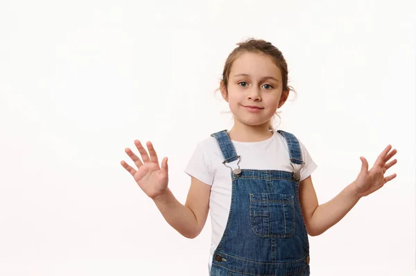 Emocionální Portrét Bílém Pozadí Krásného Předškolního Dítěte Roztomilá Holčička Oblečená — Stock fotografie