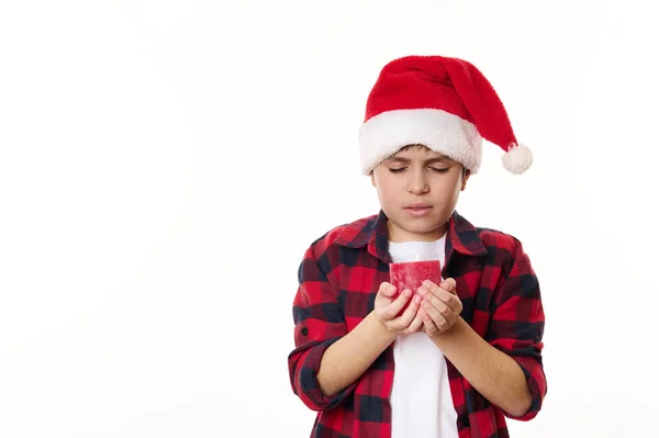 Retrato Meio Comprimento Menino Chapéu Papai Noel Segurando Uma Vela — Fotografia de Stock