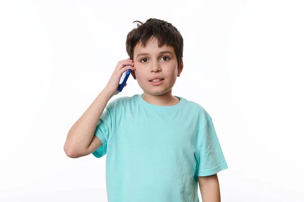 Feliz Adolescente Multi Étnico Vestindo Camiseta Azul Falando Telefone Celular — Fotografia de Stock