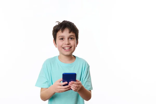 Портрет Талії Ізольований Білому Тлі Усміхненого Доброзичливого Хлопчика Підлітка Синій — стокове фото