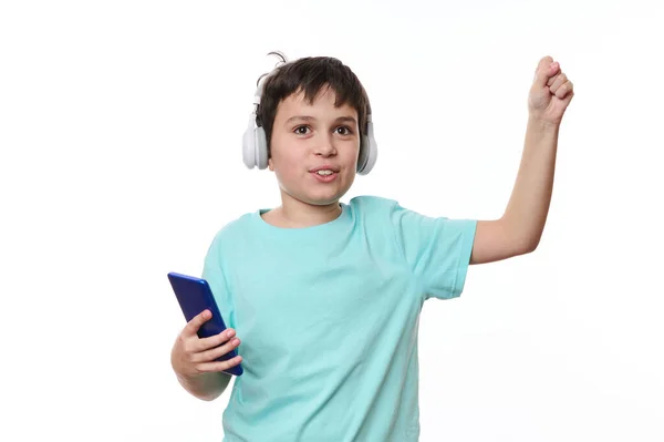 Criança Adorável Adolescente Ouvindo Música Fones Ouvido Estéreo Sem Fio — Fotografia de Stock