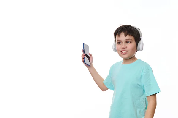 Urocze Dziecko Nastoletni Chłopiec Niebieskim Turkusowym Shircie Trzymający Smartfona Tańczący — Zdjęcie stockowe