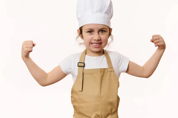 기분좋은 어린이 요리사나 제빵사로 모자와 앞치마를 주먹을 카메라를 문구를 여유가 — 스톡 사진