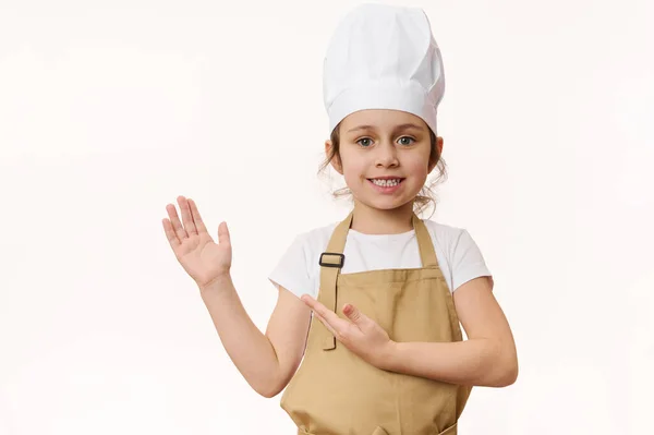 Menina Encantadora Uniforme Chefs Sorrindo Docemente Para Câmera Apontando Mão — Fotografia de Stock