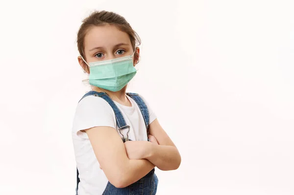 Imádnivaló Kislány Védő Maszkban Elszigetelve Fehéren Vírus Tünetek Fogalom Légszennyezés — Stock Fotó