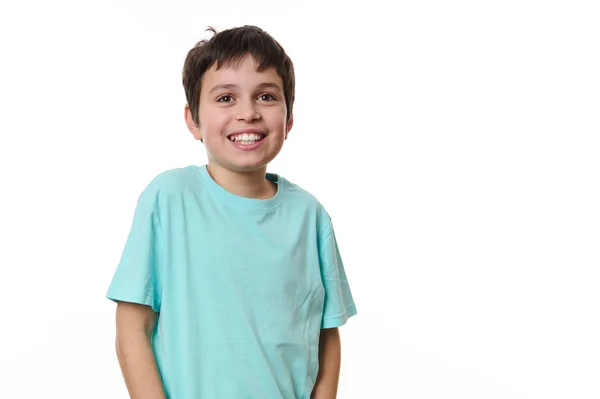 Känslomässigt Porträtt Vit Glad Tonåring Pojke Bär Turkos Shirt Ler — Stockfoto