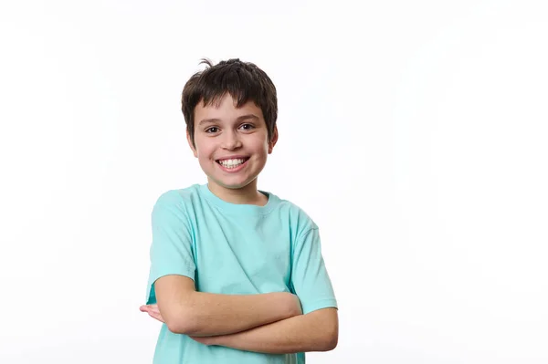 Przystojny Szczęśliwy Nastolatek Luźnym Niebieskim Shircie Uśmiechający Się Pięknym Zębowym — Zdjęcie stockowe