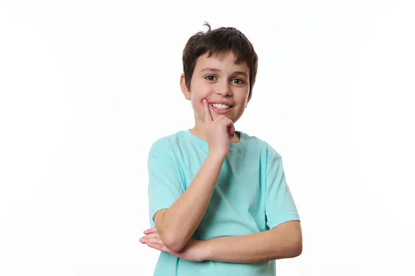 Щасливий Багатоетнічний Хлопчик Синій Футболці Тримає Руку Підборідді Рівномірно Посміхається — стокове фото