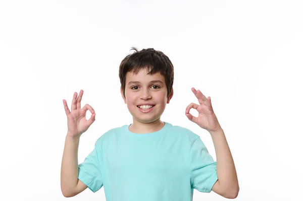 Joyeux Garçon Pré Adolescent Caucasien Shirt Bleu Écolier Intelligent Montre — Photo