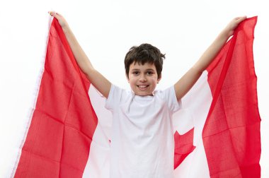Mutlu Kanada vatandaşı, günlük tişört ve kot pantolon giyen genç bir çocuk, Kanada bayrağı taşıyor, 1 Temmuz 'daki bağımsızlık gününü kutluyor. Özgürlük, özgürlük ve vatandaşlık kavramı