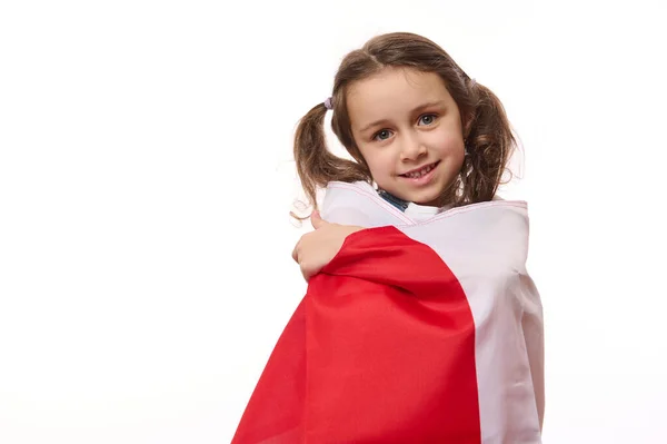 Ізольований Портрет Білому Тлі Красивої Маленької Дівчинки Гордістю Обгортаючись Прапором — стокове фото