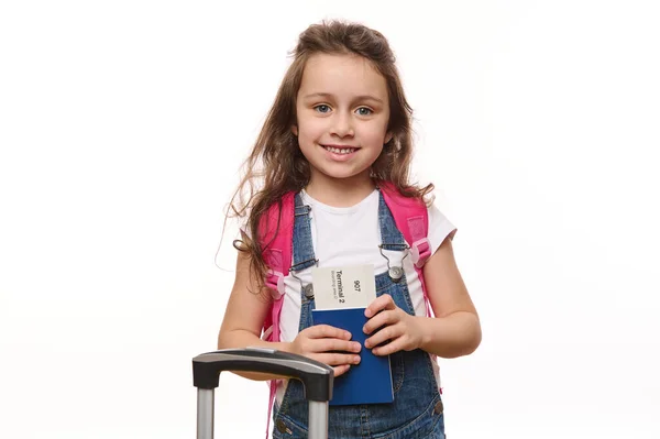 Прекрасна Маленька Дівчинка Блакитному Джинсовому Комбінезоні Рожевим Рюкзаком Тримає Посадковий — стокове фото