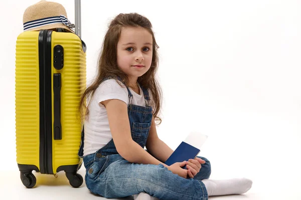 Adorável Menina Viajante Vestindo Macacão Jeans Azul Com Cartão Embarque — Fotografia de Stock