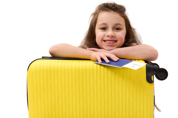Menina Passageira Feliz Com Cartão Embarque Sorrisos Fofinhos Olhando Para — Fotografia de Stock