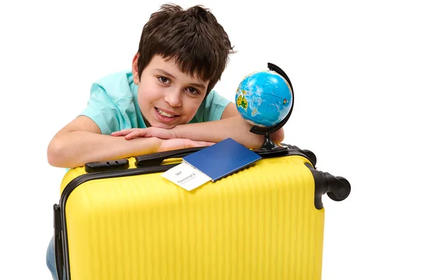 Sarı Bavulu Küresi Olan Mutlu Bir Gencin Yakın Plan Portresi — Stok fotoğraf
