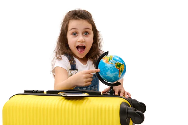 Delicioso Viajante Adorável Menina Passageiro Com Mala Amarela Aponta Para — Fotografia de Stock