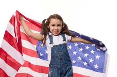 Mavi kot pantolonlu sevimli Amerikalı kız çocuğu, Amerikan bayrağı taşıyor, Bağımsızlık Günü 'nü 4 Temmuz' da kutluyor. Vatandaşlık, göç, göç, yeşil kart piyangosunu kazanmak ve özgürlük kavramı