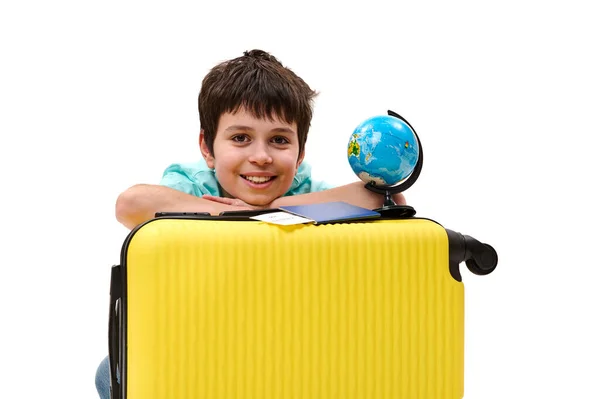 Retrato Adolescente Caucasiano Feliz Viajante Passageiro Com Mala Amarela Cartão — Fotografia de Stock