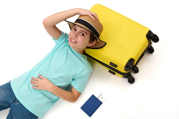Zrelaksowany Nastolatek Luźnych Ubraniach Słomkowym Kapeluszu Leży Żółtej Walizce Jedzie — Zdjęcie stockowe