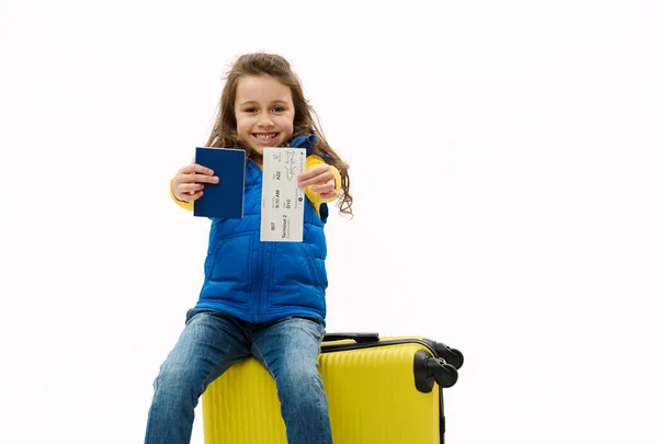 Щаслива Кавказька Маленька Дівчинка Мандрівник Сидить Жовтій Валізі Вручаючи Паспорт — стокове фото