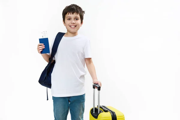 Szczęśliwy Nastoletni Podróżnik Turystyczny Chłopiec Niebieskich Dżinsach Luźnej Koszulce Plecakiem — Zdjęcie stockowe