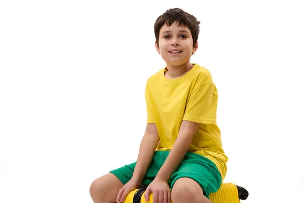 Щасливий Хлопчик Підліток Жовтій Футболці Зелених Шортах Сидить Валізі Готовий — стокове фото