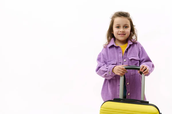 Délicieux Enfant Caucasien Jolie Petite Fille Chemise Violette Avec Valise — Photo