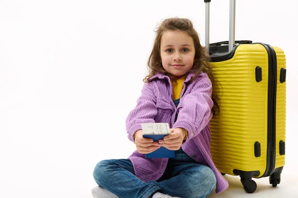 Piękny Mały Podróżnik Dziewczyna Purpurowej Koszuli Dżinsów Ogrodniczych Trzymając Bilet — Zdjęcie stockowe