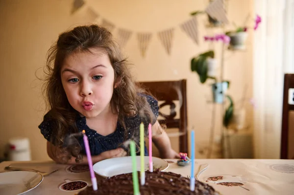 Criança Caucasiana Encantadora Com Cabelos Longos Encaracolados Uma Menina Aniversário — Fotografia de Stock