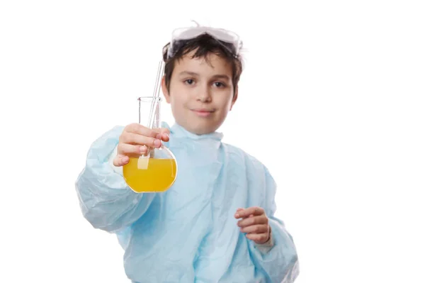 Fókuszálj Laboratóriumi Üveglombikra Sárga Kémiai Oldattal Egy Elmosódott Okos Tinédzser — Stock Fotó